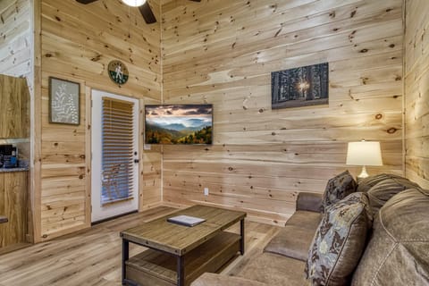 Kitt's Cottage, Pickleball Court, Creek, WIFI, Mountain Views, Starting at 79" House in Jenkins Mill