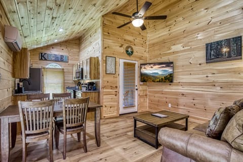 Kitt's Cottage, Pickleball Court, Creek, WIFI, Mountain Views, Starting at 79" House in Jenkins Mill