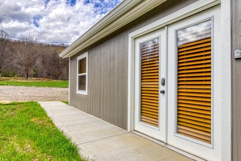 Misty Cove Cabin, Pickleball Court, Creek, WIFI, Mountain Views, No Cleaning Fee Cabin in Jenkins Mill