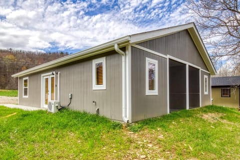 Misty Cove Cabin, Pickleball Court, Creek, WIFI, Mountain Views, No Cleaning Fee Cabin in Jenkins Mill