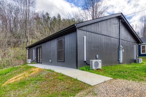 Little Gem Cabin-Pickleball Court, Creek, WIFI, Mountain Views, Starting at 79" Cabin in Jenkins Mill