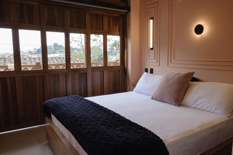 Staff, Bed, People, Balcony/Terrace, Photo of the whole room, Decorative detail, City view, Street view, Area and facilities, group of guests, Family, locker, towels, VIP