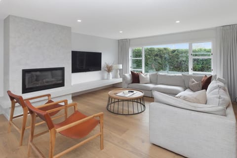 Communal lounge/ TV room, TV and multimedia, Living room, Seating area, Evening entertainment