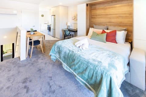 Facade/entrance, Bed, Kitchen or kitchenette, Photo of the whole room, Decorative detail, Dining area, towels, air conditioner