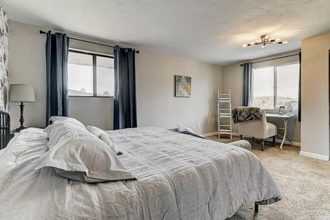 Stay in a Historic Gold Mine Town w/Mountain Views House in Colorado