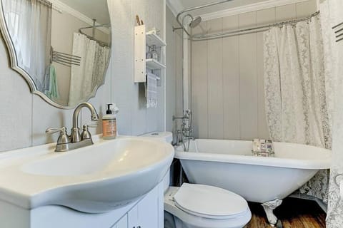 Stay in a Historic Gold Mine Town w/Mountain Views House in Colorado