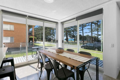 View (from property/room), Dining area, Sea view