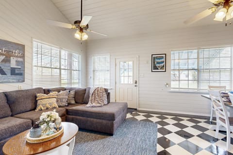 3BR Nautical Home with Paddleboard, Walk to Lake House in Kingsland