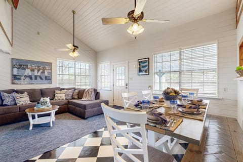 3BR Nautical Home with Paddleboard, Walk to Lake House in Kingsland