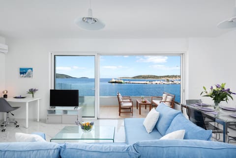 Communal lounge/ TV room, Natural landscape, TV and multimedia, View (from property/room), Balcony/Terrace, Living room, Dining area, Sea view