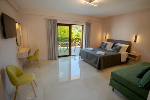 Bed, TV and multimedia, Living room, Photo of the whole room, Seating area, Bedroom, River view, River view