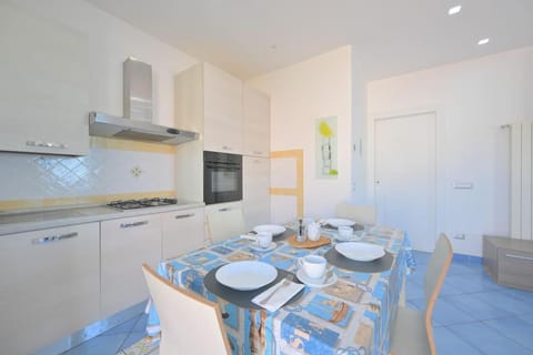 Dining area, pet friendly, stove