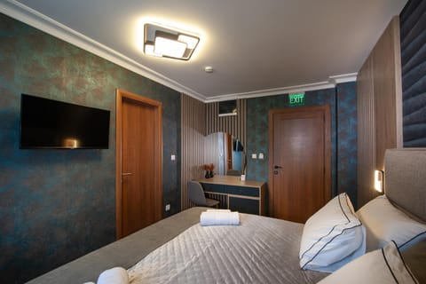 Bed, TV and multimedia, Photo of the whole room, Bedroom, hair dresser