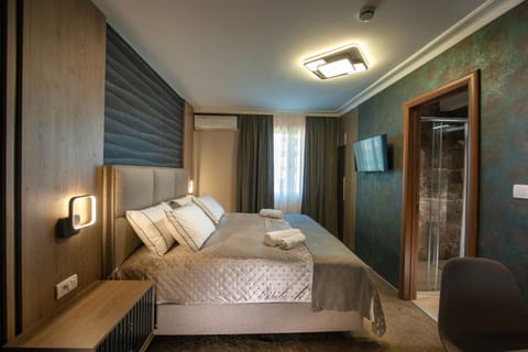 Bed, TV and multimedia, Photo of the whole room, Bedroom, towels