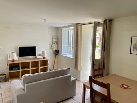 Bed, Living room, Seating area