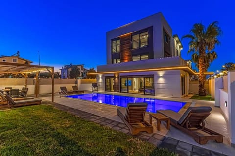 Property building, Patio, Night, Garden, Garden view, Pool view, Swimming pool, sunbed