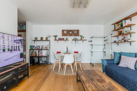 Communal lounge/ TV room, TV and multimedia, Living room, Seating area, Dining area, Evening entertainment