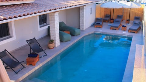 Property building, Swimming pool, sunbed