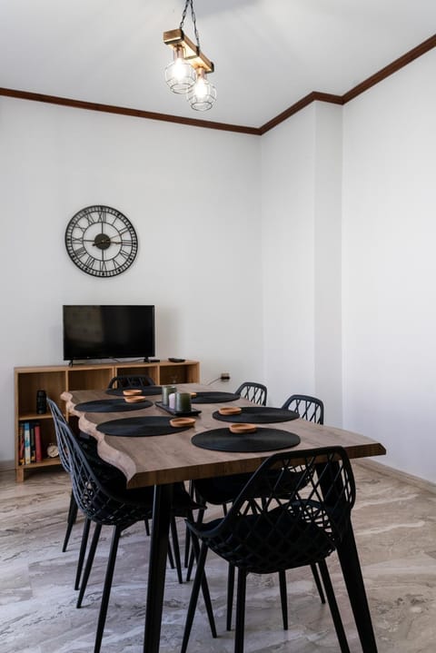 TV and multimedia, Living room, Seating area, Dining area