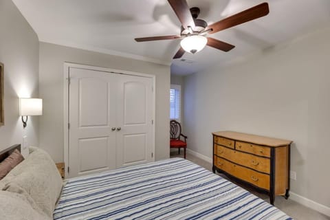 Beautiful cottage next to Tims Ford Lake House in Tennessee