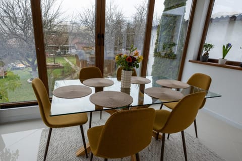 Seating area, Dining area
