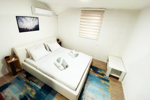 Bed, Bedroom, towels, air conditioner