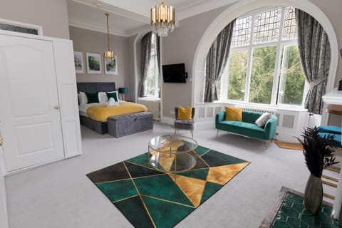 Bed, TV and multimedia, Living room, Photo of the whole room, Seating area, Bedroom