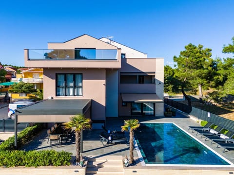 Property building, Pool view, Swimming pool, Parking, sunbed