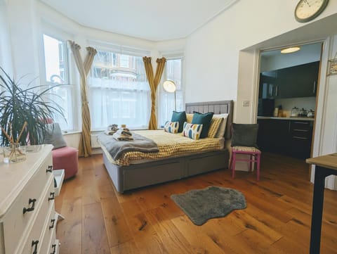 Bed, Living room, Photo of the whole room, Seating area, Bedroom