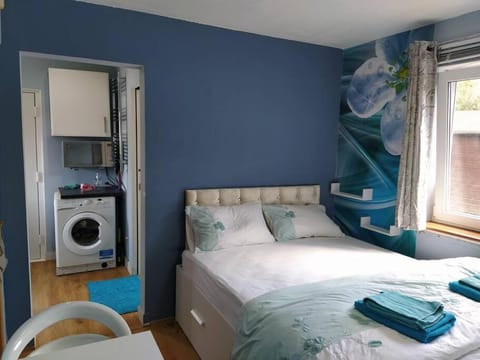 Double Ensuite room, 1-minute walk to bus stop Vacation rental in Edinburgh
