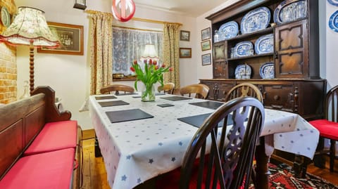 Seating area, Dining area