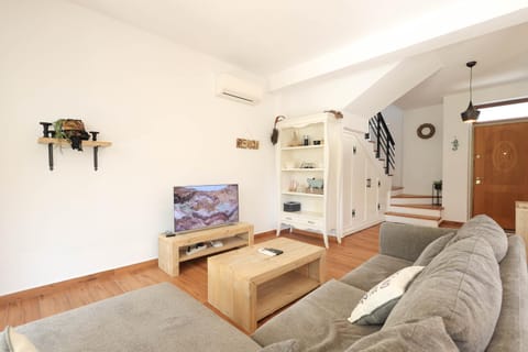 Communal lounge/ TV room, TV and multimedia, Living room, Seating area, Evening entertainment