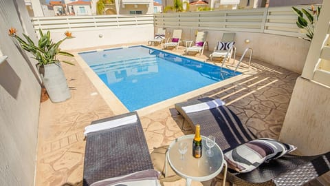 Swimming pool, Swimming pool