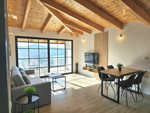 Communal lounge/ TV room, TV and multimedia, Living room, Seating area, Dining area