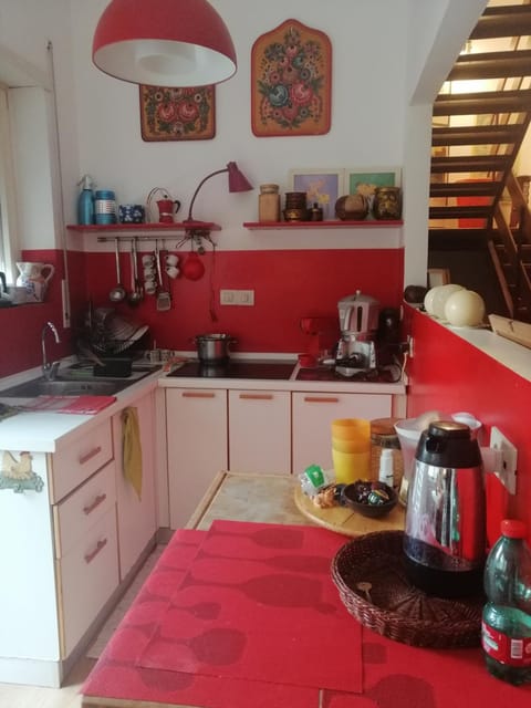 Kitchen or kitchenette, minibar, stove, toaster