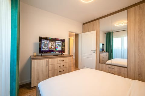 Bed, TV and multimedia, Photo of the whole room, Bedroom, wardrobe