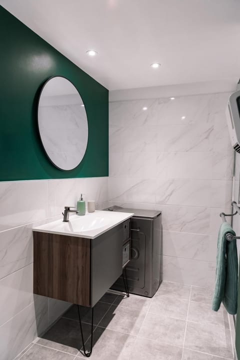 Shower, heating, towels