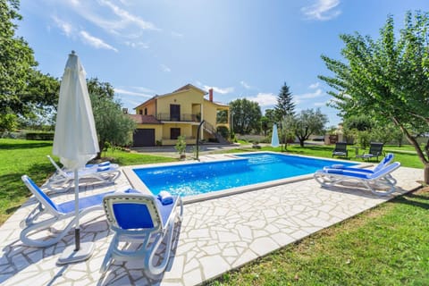 Property building, Garden view, Pool view, Swimming pool, sunbed