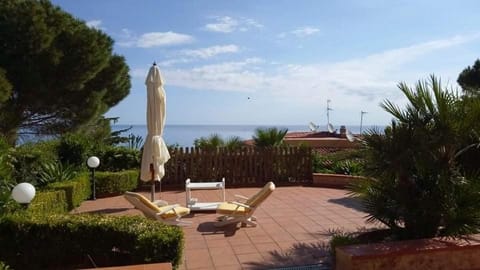 Property building, Garden, Balcony/Terrace, Garden view, Sea view