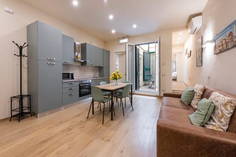 Kitchen or kitchenette, Living room, Seating area, Dining area, pet friendly, stove