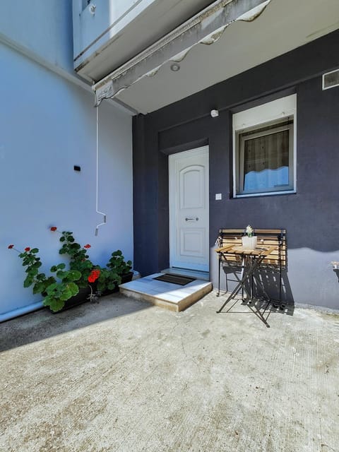 Patio, Day, Balcony/Terrace