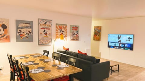 Communal lounge/ TV room, TV and multimedia, Living room, Decorative detail, Seating area, Dining area