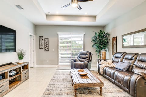 Tampa Home with Fire Pit, Yard, Cornhole and More! House in Tampa