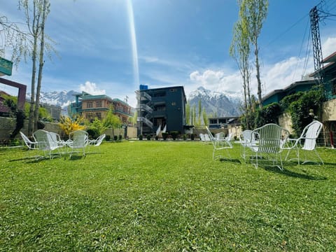 Spring, Day, Natural landscape, Garden, Garden, Garden view, Mountain view, sunbed