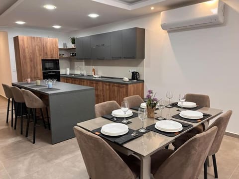 Coffee/tea facilities, Kitchen or kitchenette, Dining area, minibar, pet friendly, stove