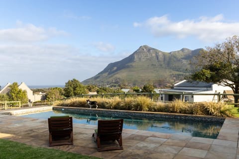 Property building, Patio, Nearby landmark, Spring, Day, Natural landscape, Garden, Balcony/Terrace, Garden view, Mountain view, Pool view, Swimming pool, sunbed