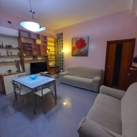 TV and multimedia, Seating area, Dining area