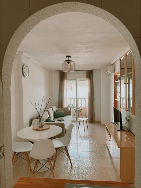 TV and multimedia, Living room, Seating area, Dining area