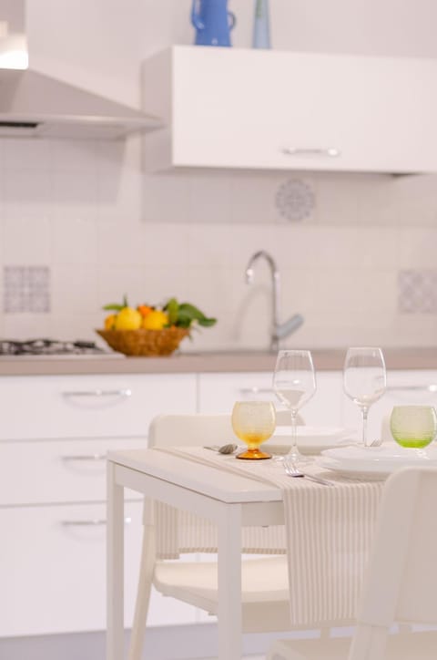 Kitchen or kitchenette, Food and drinks, Dining area, stove