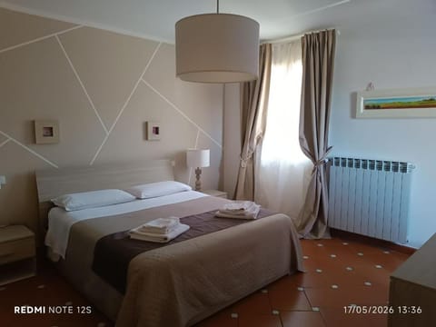 Bed, TV and multimedia, Photo of the whole room, Bedroom, internet, towels, air conditioner